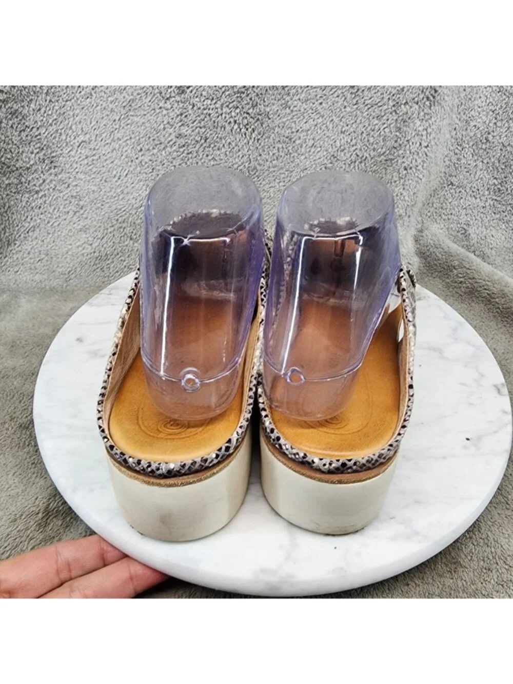 Corso Como Shoes Womens Size 8 Gray Leather Snake Print Slip On Sandals *Read*